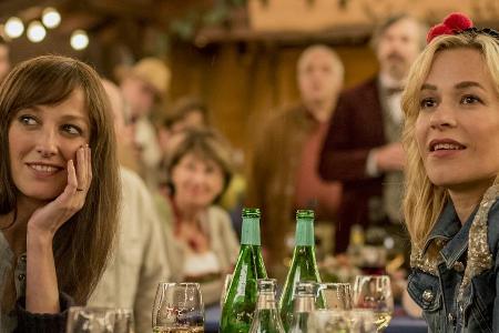 Ingrid (Alexandra Maria Lara, l.) und Ute (Franka Potente) staunen beim Stadtfest nicht schlecht