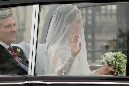 Der Vater bringt die Braut zur Kathedrale