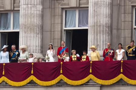 Kurz vor dem Hochzeitskuss auf dem Balkon des Buckingham Palace