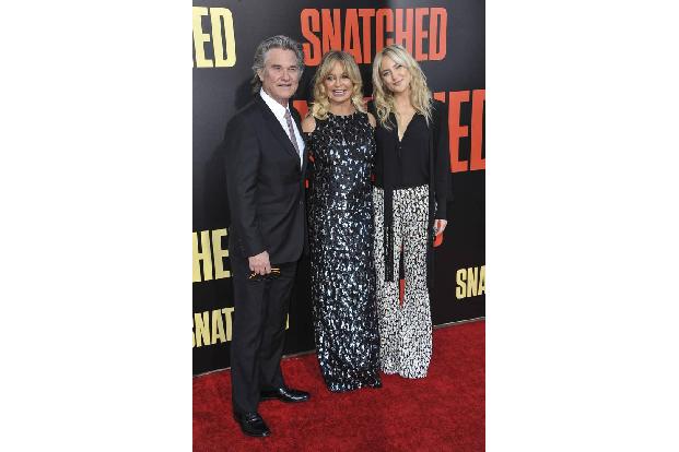 ...entstehen dadurch in Hollywood: Kate Hudson ist schließlich die Tochter von Goldie Hawn, Kurt Russell fungiert als Ersatz...