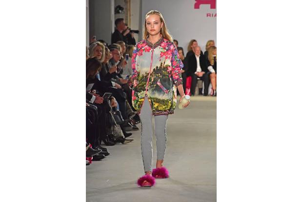 ...Schwester Cheyenne folgte ihrer Mutter auf den Laufsteg. Aber warum denn nicht? Wenn man schon mal das Talent und das Wis...