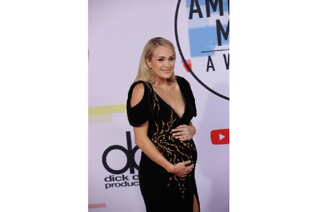 …ist wohl auch der kleine Sohn von Sängerin Carrie Underwood. Seit 2010 ist sie mit dem ehemaligen Kapitän der Eishockeymann...