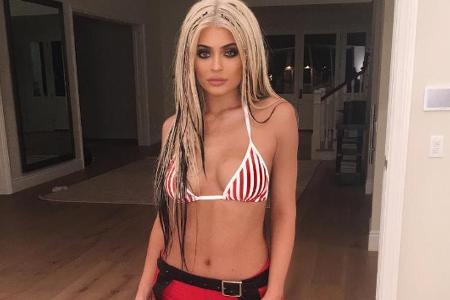 Kylie Jenner (19) verschlug mit ihrem diesjährigen Halloween-Kostüm allen die Sprache. Sie verkleidete sich als Christina Ag... Kylie Jenner (19) verschlug mit ihrem diesjährigen Halloween-Kostüm allen die Sprache. Sie verkleidete sich als Christina Ag...