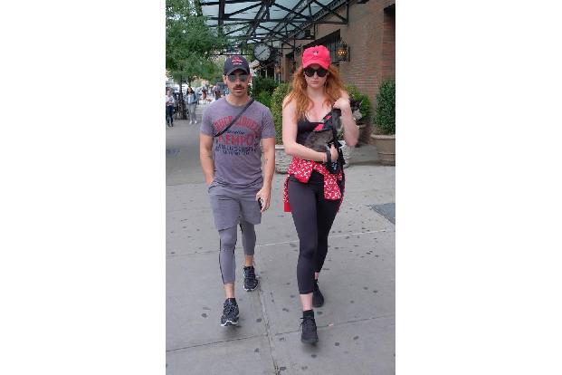 ...sind Joe Jonas und Sophie Turner im Umgang mit den Fotografen (leider) schon geübter. Seit ihr heißes Hollywoodverhältnis...