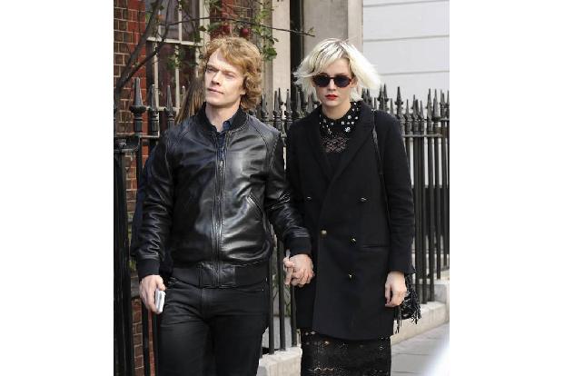...Alfie Allen, der in 'GoT' als kastrierter Theon Greyjoy ein eher trostloses Sexleben führt, ist die Liebe ebenfalls noch ...