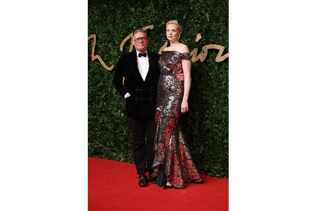 ...gab es bei Gwendoline Christie aka Brienne of Tarth und Designer Giles Deacon noch nicht, die Liebe scheint auch ohne zu ...