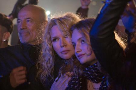 Jan, Ulla und Tochter Julia (Paulina Rümmelein, r.) beim Konzert der Gruppe 