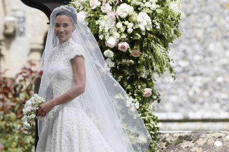 Pippa Middleton in ihrem Designer-Brautkleid des britischen Modemachers Giles Deacon kurz vor der Trauung