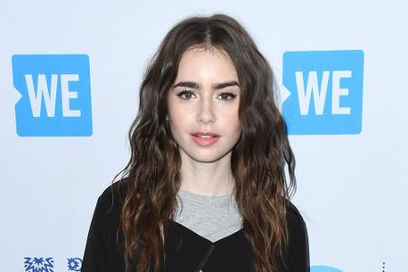 Schauspielerin Lily Collins trägt die altbewährte Sommer-Frisur Beach Waves - das passt besonders gut zu Haar bis über die S...