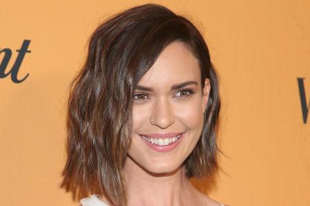 Auch Odette Annable peppt ihren asymmetrischen Bob mit leichten Wellen auf.