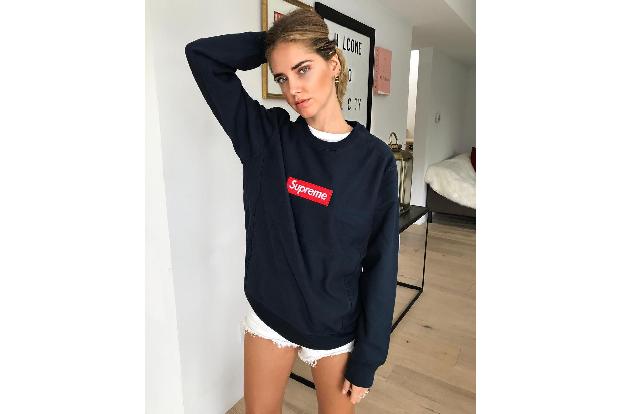 Blogger-Star Chiara Ferragni im Supreme-Pulli