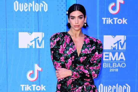 Bei Sängerin Dua Lipa wurde der Auftritt auf dem roten Teppich schon auffälliger: Sie erschien in einem pink-schwarz-grün ge...