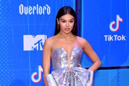 Als Gastgeberin des Abends erschien Hailee Steinfeld auf dem pinken Teppich in diesem silber-glitzernden Jumpsuit - mit XXL-...