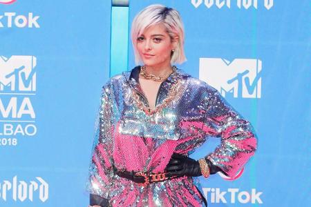 Bebe Rexha konnte sich wohl nicht für ein Statement-Teil in ihrem Outfit entscheiden: Das silberne Paillettenkleid, die schw...