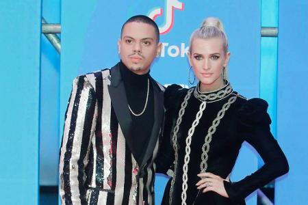Wer glitzerte mehr? Ashlee Simpson und Ehemann Evan Ross kamen im schwarz-weißen Partner-Look zu den MTV EMAs 2018.