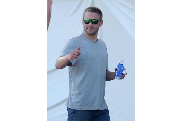 Vor allem Cody sieht Paul zum Verwechseln ähnlich! Dieses Bild zeigt den 30-Jährigen 2014 am Set von 'Fast & Furious 7'. Cal...