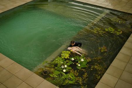 Roman Seliger (Ken Duken) findet die tote Nachbarin im Pool