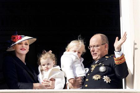 Ach bei den Royals gibt es Zwillinge: Fürst Albert von Monaco (59) und Ehefrau Charlène (39) sind Eltern von Gabriella und J...