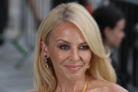 Auch Kylie Minogue erkrankte an Krebs. 2005 rettete ihr eine Chemotherapie im Kampf gegen den Brustkrebs das Leben.