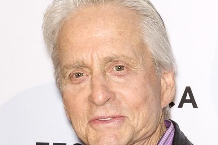 Michael Douglas musste sich 2010 mit einer Strahlen- und Chemotherapie gegen Kehlkopfkrebs zur Wehr setzen. Während seiner B...