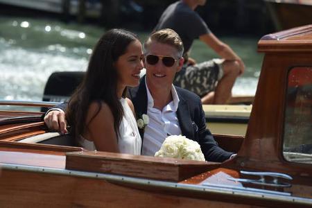 So sieht also ein gemachter Mann aus! Bastian Schweinsteiger hat sich endlich 'getraut' und hat seiner Freundin, der serbisc...