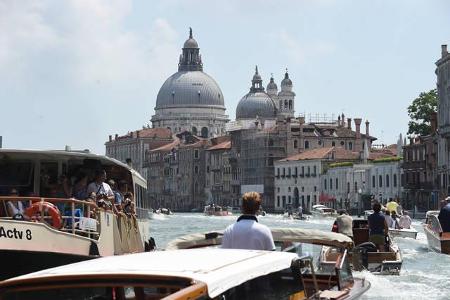 ...Venedig das Ja-Wort gegeben. Die standesamtliche Hochzeit fand im traumhaften Palazzo Cavalli-Franchetti statt - im Ansch...