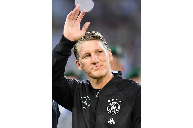Schweini im Babyglück! Gemeinsam mit seiner Frau Ana Ivanović durfte sich der Fußballer über die Geburt eine Sohnes freuen. ...