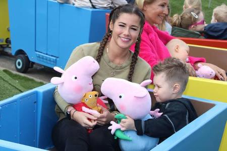 ...Alessio, der sich mehr für die Peppa-Pig-Plüschfiguren interessierte als für die Natur um ihn herum, als er mit Mama Sara...