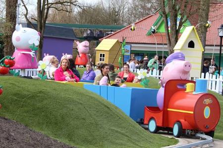 ...im Heide Park von zahlreichen anderen Familien, die sich trotz der fehlenden Sonne am Donnerstag eine Auszeit gönnten und...