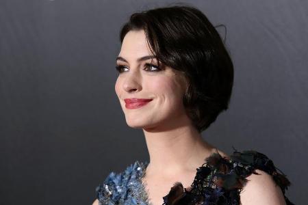 Anne Hathaway (35) spielt mit dem Kontrast helle Haut - dunkle Lippen