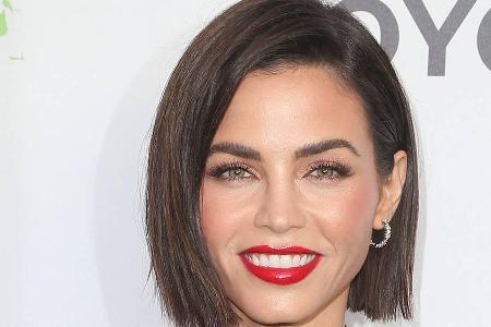 Jenna Dewan (37) hat sich für einen knalligen Lippenstift entschieden