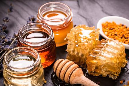Honig: Klassiker zum Süßen von Getränken. Schmeckt aber auch zu vielen Speisen, zum Beispiel Hähnchen oder Salat.
