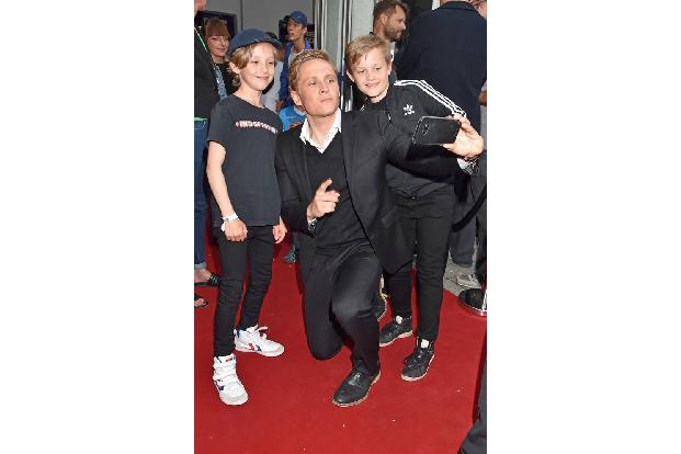 ...Matthias Schweighöfer ein Selfie mit seinen viel jüngeren Kollegen Oskar und Henry Weiss schoss und ihnen damit ein Anden...