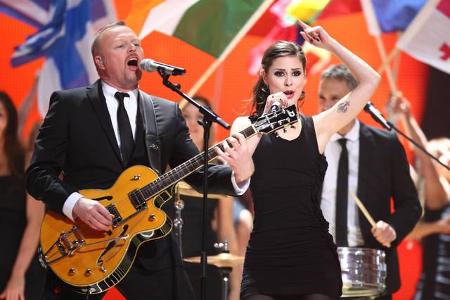 ...kann der Henssler auch Singen und einem neuen Goldkehlchen wie Lena Meyer-Landrut das Händchen halten, wenn sie zum Eurov...