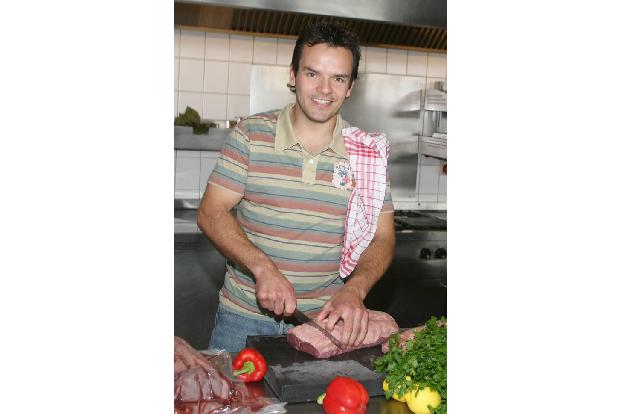 ...wenn daraus nichts wird, kann Steffen Henssler ja wieder zu seinen Anfängen zurückkehren und sich in die Küche stellen. D...