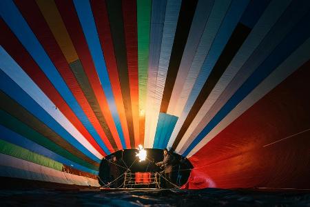 Kurz vor dem nächtlichen Start: Der Ballon entfaltet sich