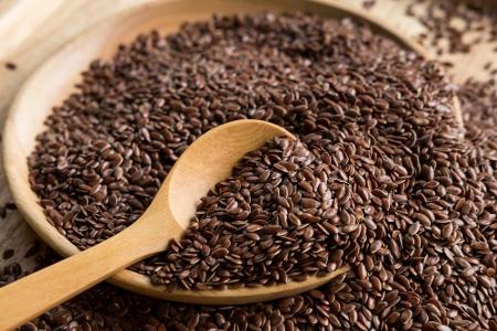 Dass Leinsamen zum Superfood schlechthin gehört, ist keine Neuigkeit. Doch wissen Sie auch, warum? Was genau können die klei...