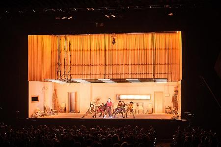 Die Bühne beim Konzert von Christine and the Queens erinnerte an ein Theaterstück