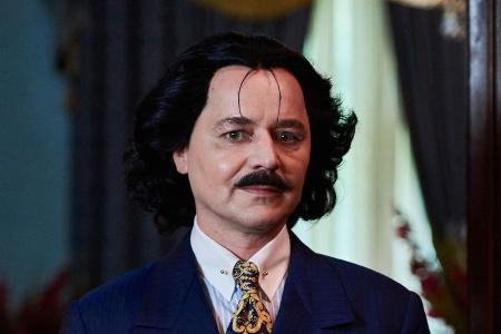 Perücke mit zwei Haarsträhnen vorne, ein markanter Schnäuzer und ein Anzug - fertig ist der Moshammer-Style