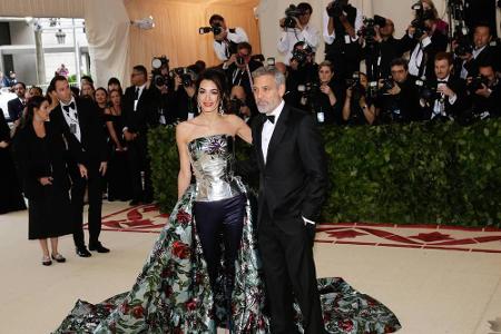 Amal Clooney war Mitgastgeberin der Gala. Sie kam mit Ehemann George und präsentierte ein trägerloses Kleid von Richard Quin...