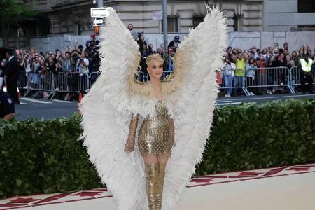 Katy Perry nahm es mit dem Motto sehr genau, die Sängerin trug zur Met Gala riesige Federflügel und ein kurzes Goldkleid von...
