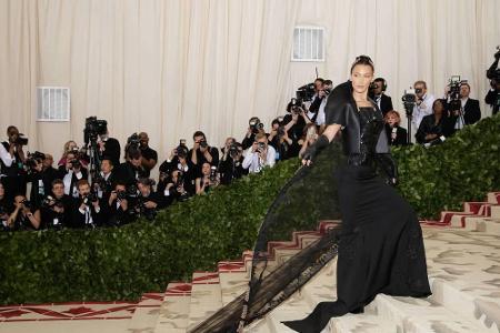 Bella Hadid sorgte mit einem schwarzen Ensemble von Gareth Pugh für Aufsehen. Schleppe und Rockteil der Robe waren mit Kreuz...