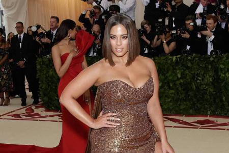 Auf den Metallic-Look setzte dagegen Ashley Graham, ihre Glitzer-Robe hatte einen hohen Beinschlitz. Dazu kombinierte sie go...