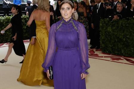 Prinzessin Beatrice sah in einem violetten Kleid ebenfalls atemberaubend aus. Die lange, hochgeschlossene Robe aus mehreren ...