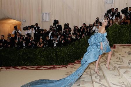 Diane Kruger glänzte in einer aufregenden Robe von Prabal Gurung. Das hellblaue, ärmellose Minikleid mit silberner Verzierun...