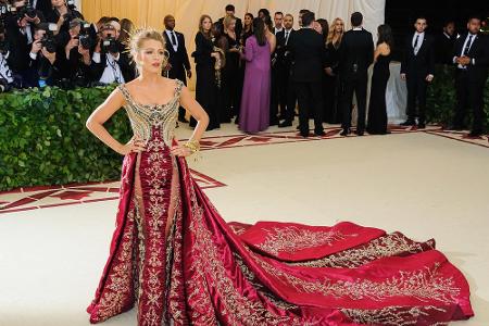 Blake Lively trug ein gold-und-rubinrotes Perlenkleid mit breitem Rock und Pumps von Christian Louboutin.