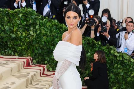 Kendall Jenner hatte eine weiße Hose von Virgil Abloh an, die sie mit einem passenden Off-Shoulder-Top kombinierte.