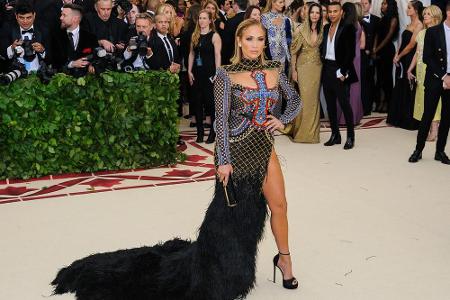 Jennifer Lopez erschien in einer blau-schwarzen Balmain-Robe mit hohem Beinschlitz und großem Kreuz-Muster über ihrem Oberkö...