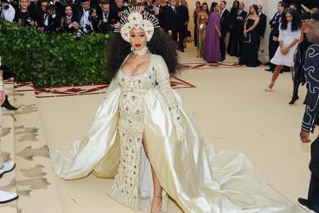 Einen außergewöhnlichen Kopfschmuck präsentierte die schwangere Cardi B. Passend dazu kam sie in einem Juwelen-verzierten la...