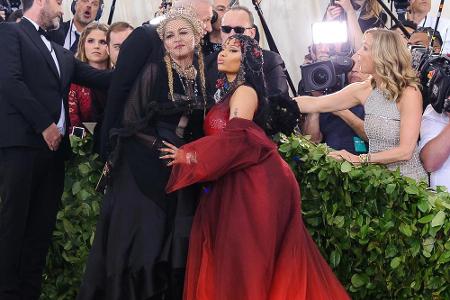 Madonna setzte auf eine schwarze, langärmlige Robe mit breitem Rock, die im Oberteil ein Kreuz-Motiv eingearbeitet hatte. Üb...